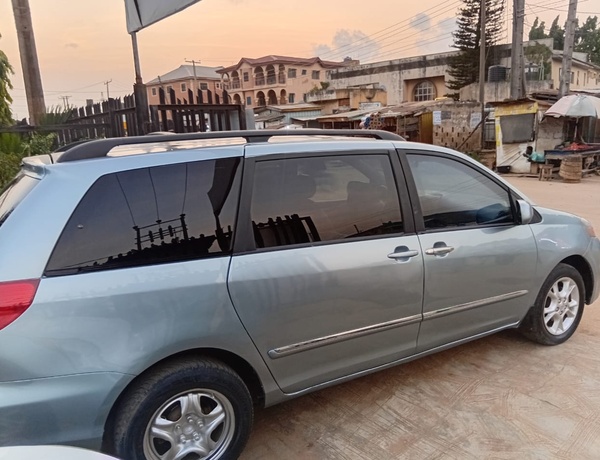 Toyota Sienna 2005 Registered, Neatly Used for Sale In Lagos