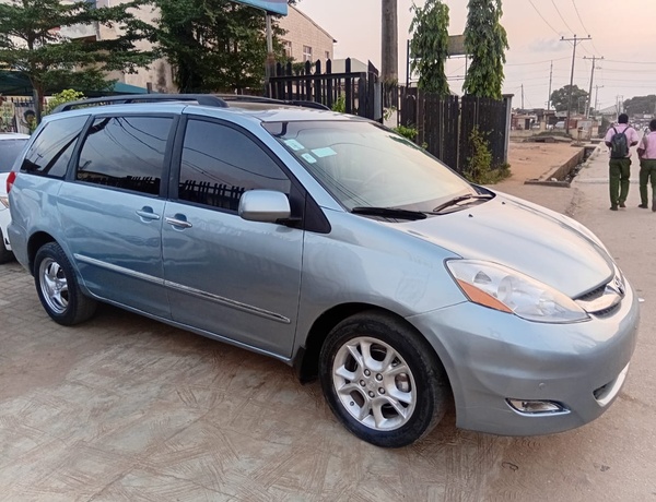 Toyota Sienna 2005 Registered, Neatly Used for Sale In Lagos