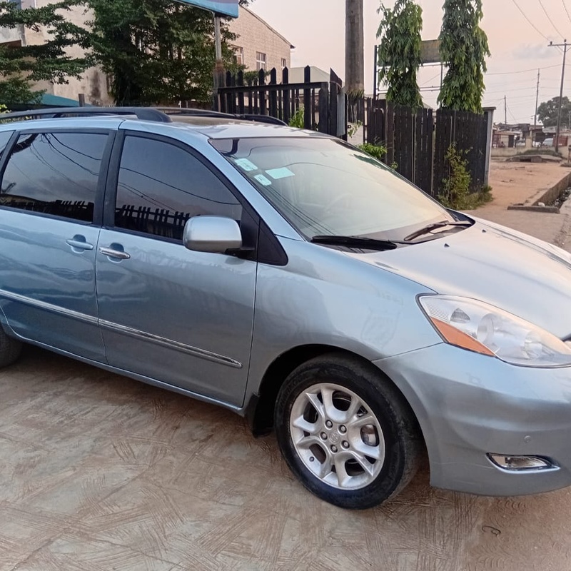 Toyota Sienna 2005 Registered, Neatly Used for Sale In Lagos image