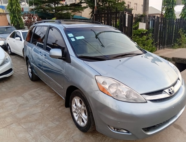 Toyota Sienna 2005 Registered, Neatly Used for Sale In Lagos