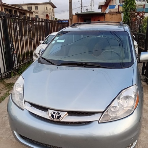 Toyota Sienna 2005 Registered, Neatly Used for Sale In Lagos