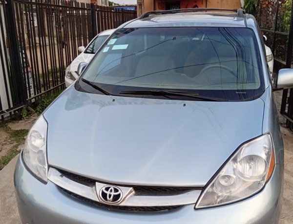 Toyota Sienna 2005 Registered, Neatly Used for Sale In Lagos