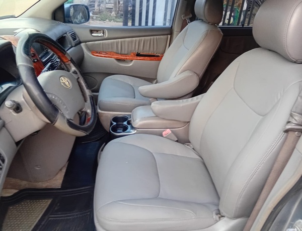 Toyota Sienna 2005 Registered, Neatly Used for Sale In Lagos
