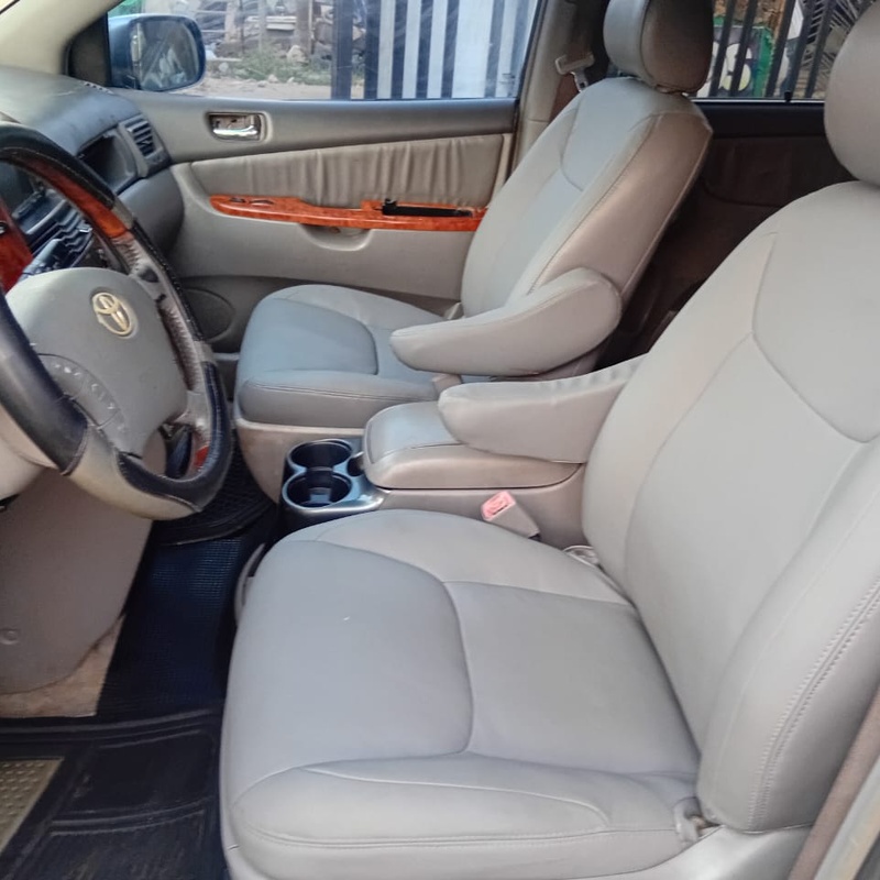 Toyota Sienna 2005 Registered, Neatly Used for Sale In Lagos image