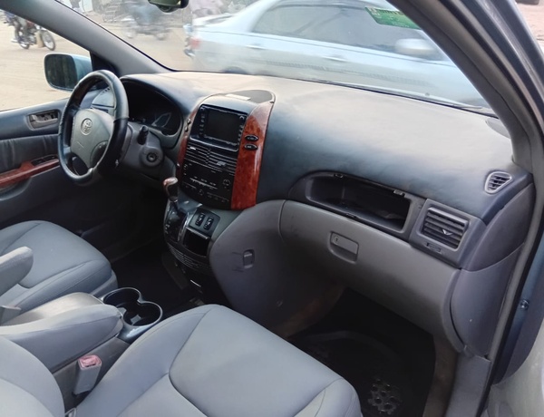 Toyota Sienna 2005 Registered, Neatly Used for Sale In Lagos
