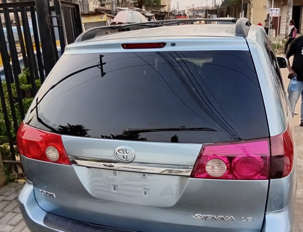 Toyota Sienna 2005 Registered, Neatly Used for Sale In Lagos