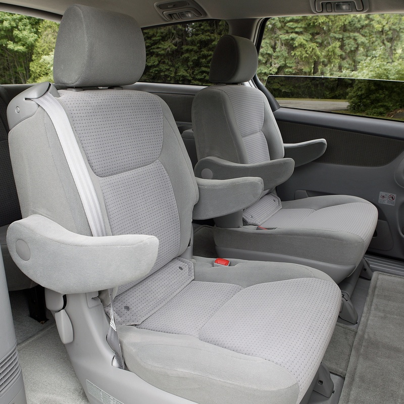 TOYOTA SIENNA LE image