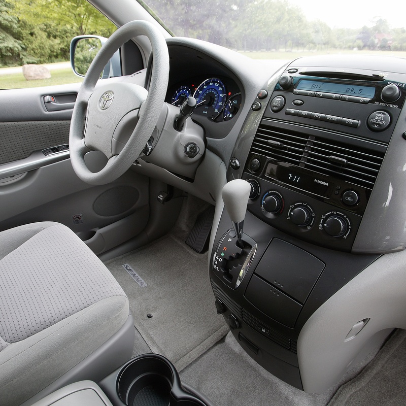 TOYOTA SIENNA LE image