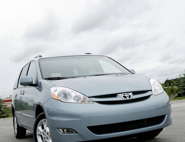 TOYOTA SIENNA LE