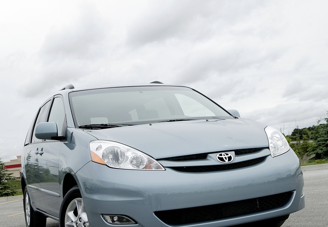 TOYOTA SIENNA LE image 2
