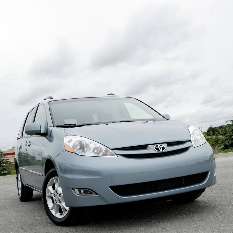 TOYOTA SIENNA LE image
