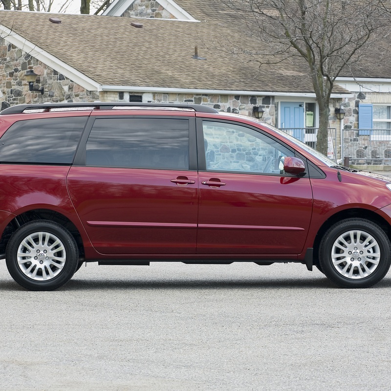 TOYOTA SIENNA LE image