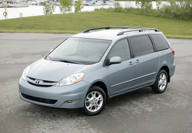 TOYOTA SIENNA LE image 3
