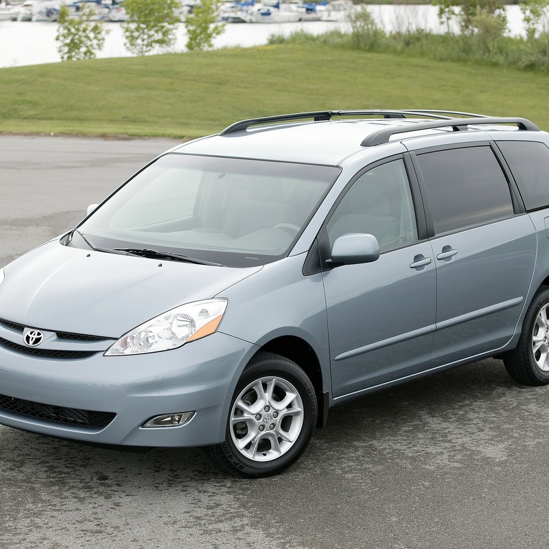 TOYOTA SIENNA LE image