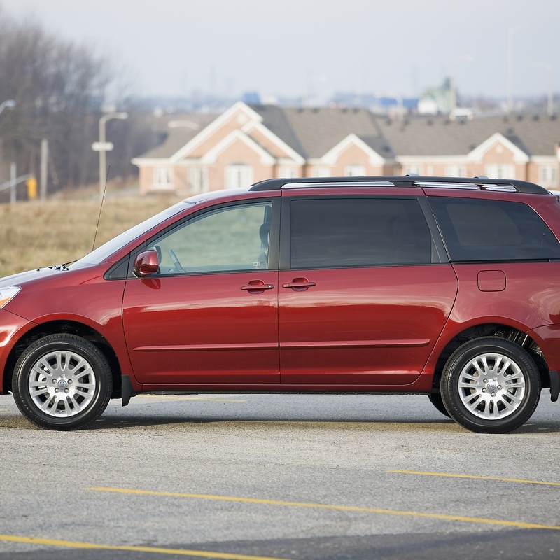 TOYOTA SIENNA LE image