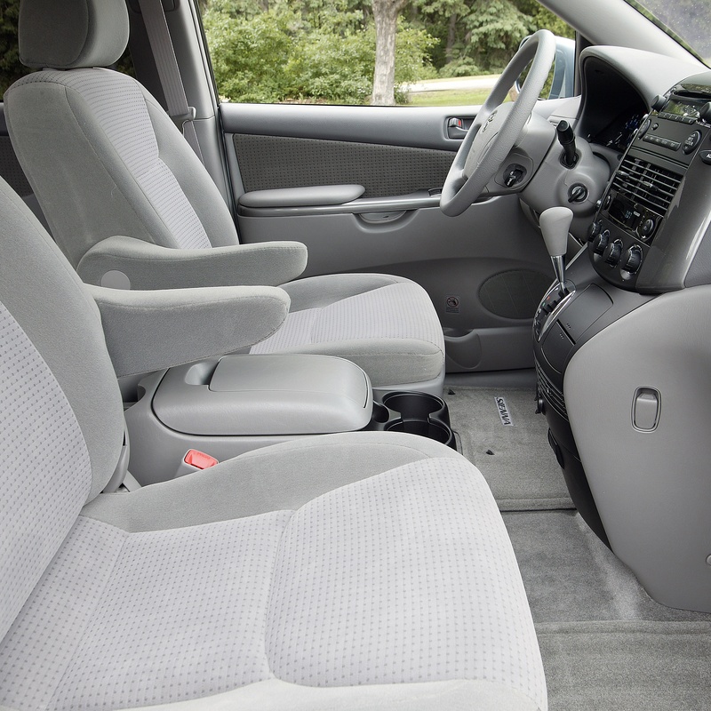 TOYOTA SIENNA LE image