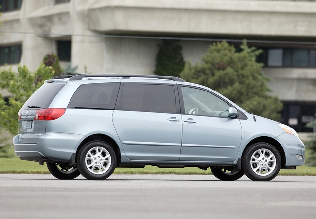 TOYOTA SIENNA LE image 4