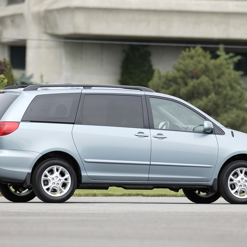 TOYOTA SIENNA LE image
