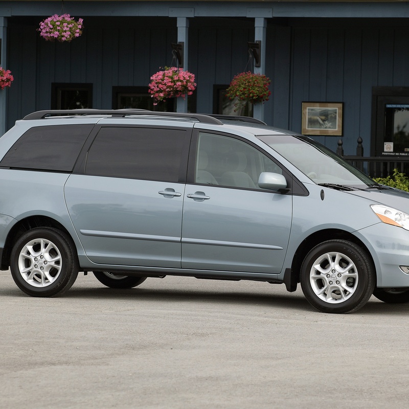 TOYOTA SIENNA LE image