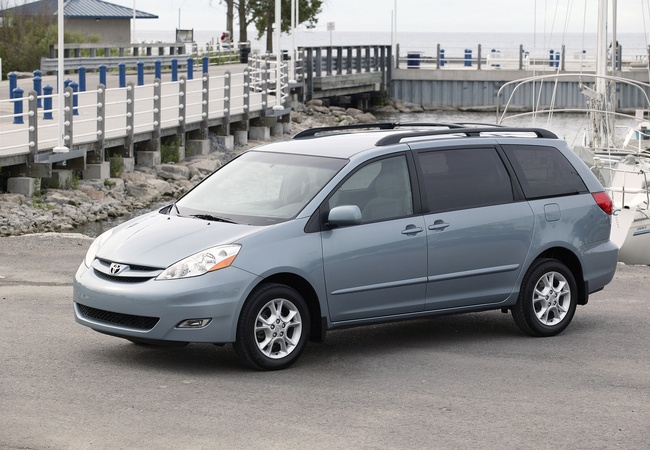 TOYOTA SIENNA LE image 5