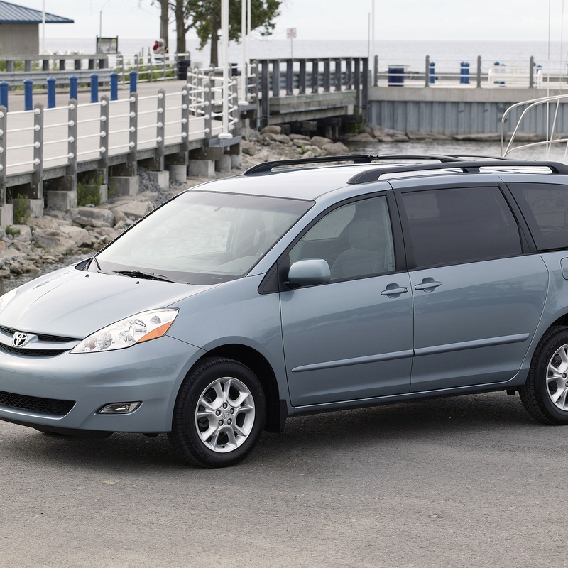 TOYOTA SIENNA LE image