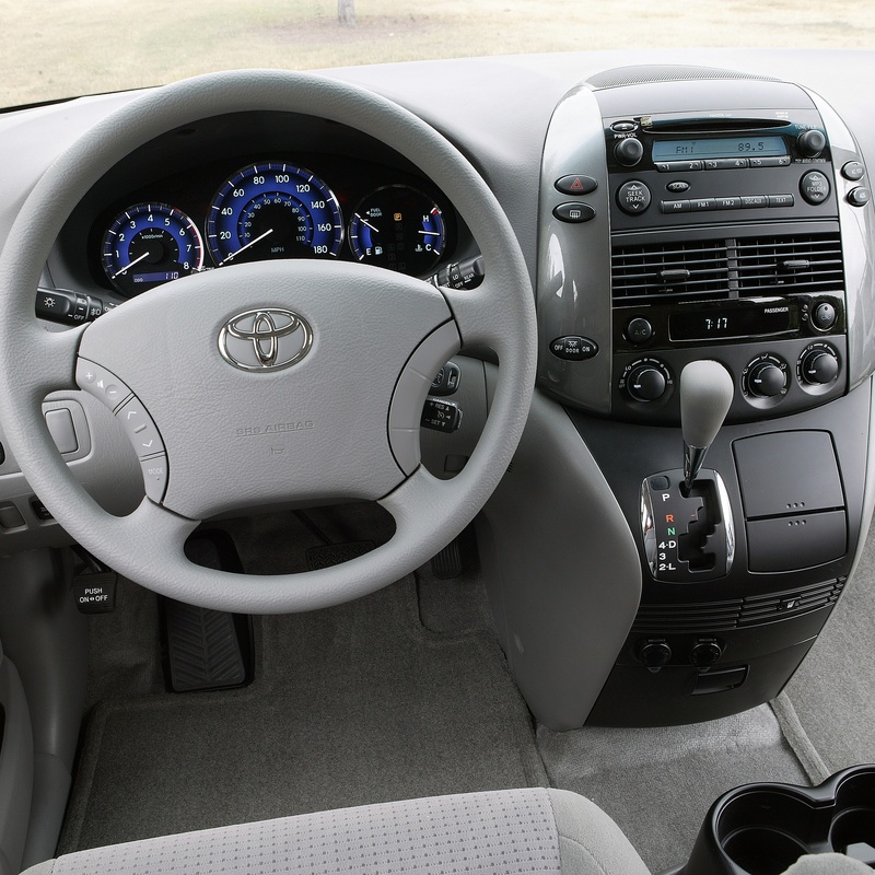TOYOTA SIENNA LE image
