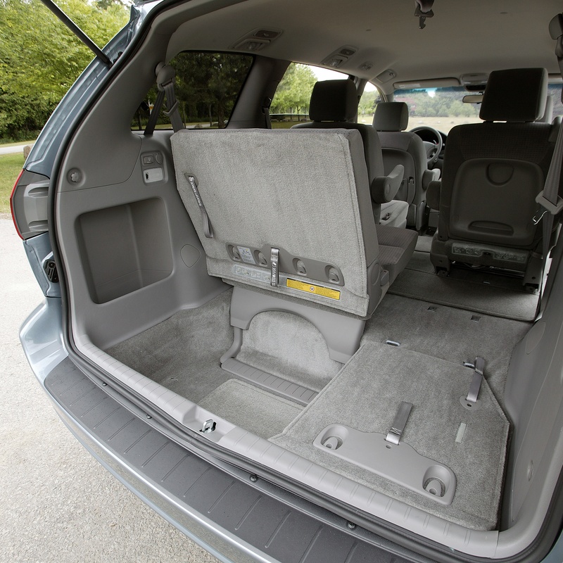 TOYOTA SIENNA LE image