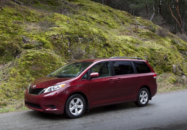 Toyota Sienna LE image 4