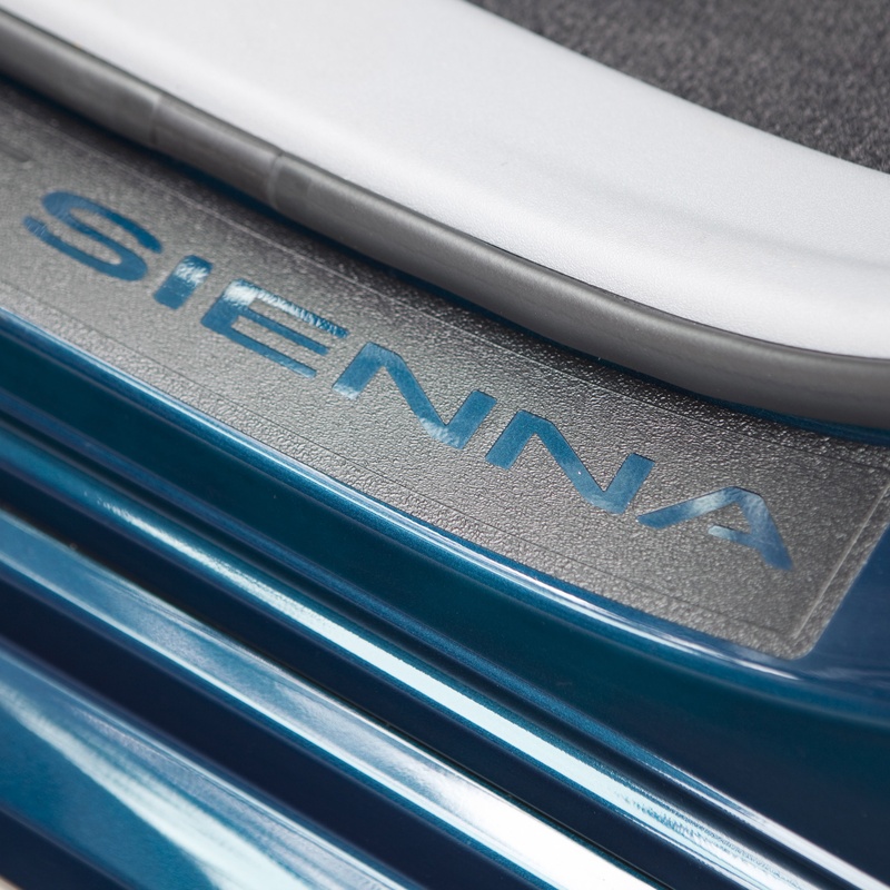 Toyota Sienna LE image