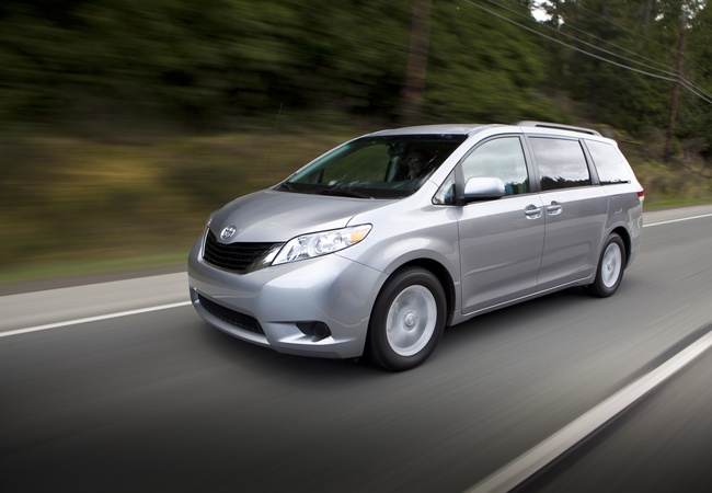 Toyota Sienna LE image 2