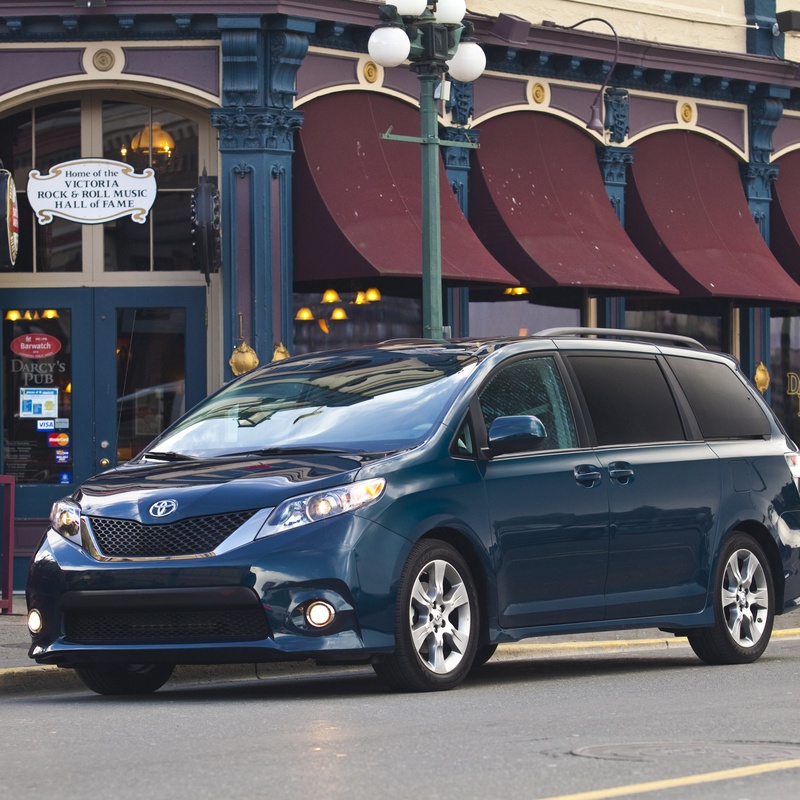 Toyota Sienna LE image