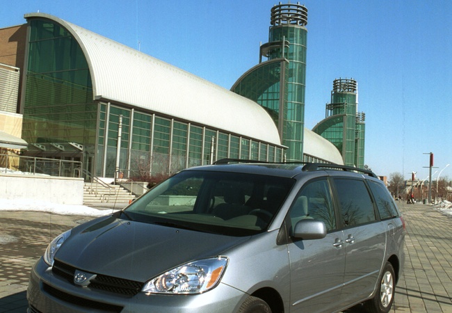 Toyota Sienna SE image 4