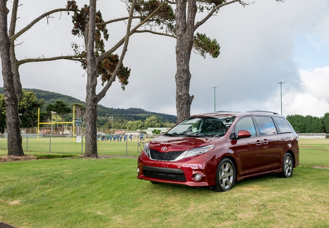 Toyota Sienna SE image 2
