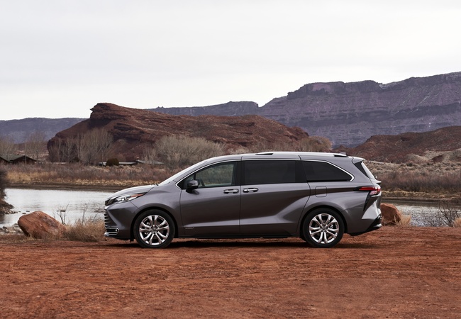 Toyota Sienna SE image 5