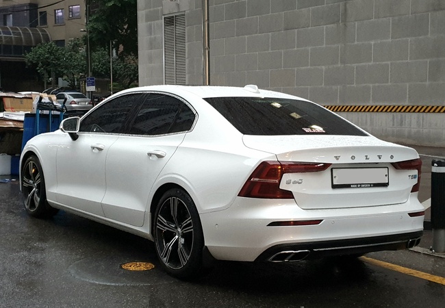 Volvo S60 image 2